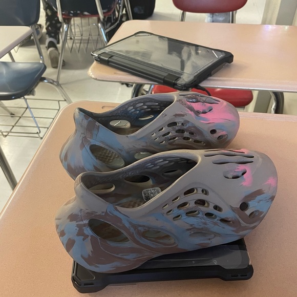 Yeezy Foam Rnnr - Picture 2 of 4